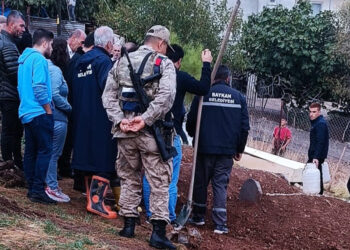 Kazada ölen çocukların cenazeleri karıştı, mezarlar açıldı