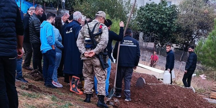 Kazada ölen çocukların cenazeleri karıştı, mezarlar açıldı