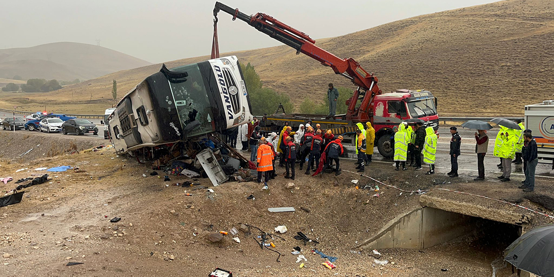 Kazada ölen çocukların cenazeleri karıştı, mezarlar açıldı