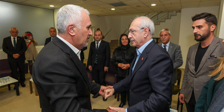 Kılıçdaroğlu'ndan Nihat Yeşil'e taziye ziyareti