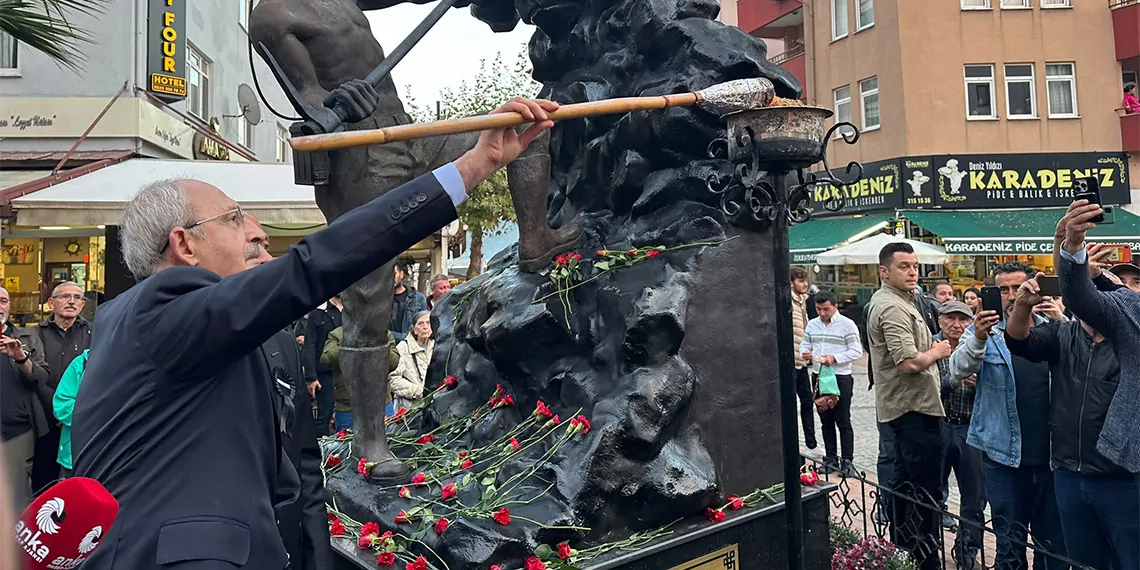 Amasra maden ocağında meydana gelen maden faciasında hayatını kaybedenler için düzenlenen törene chp genel başkanı kemal kılıçdaroğlu da katıldı, burada konuşma yapan kılıçdaroğlu, "hepimizin yüreğinde büyük acılar oluştu. Bugün o ailelerden ikisini ziyaret ettim. Acılar hala taze ve aileler adalet istiyorlar" dedi.