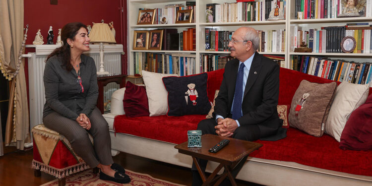 Kılıçdaroğlu, Ahmet Taner Kışlalı'nın eşini ziyaret etti