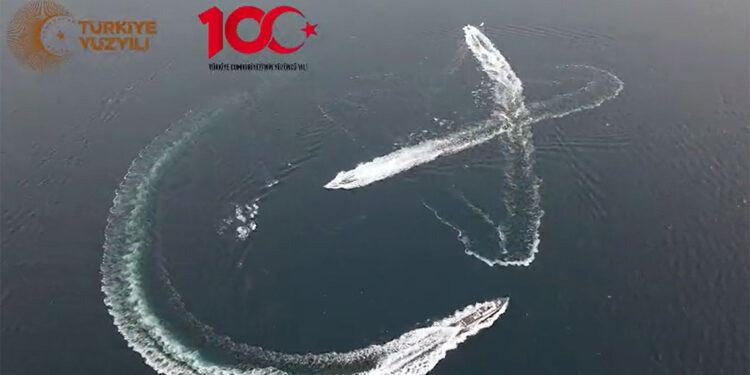 Denizde 'ay yıldız ile 100. yıl' koreografisi