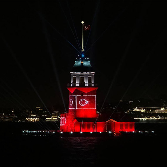 Kız Kulesi Türk bayrağı ile ışıklandırıldı