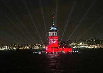 Kız kulesi türk bayrağı ile ışıklandırıldı