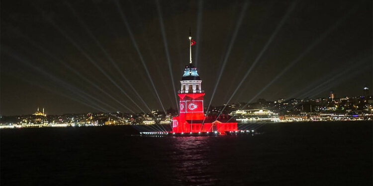 Kız Kulesi Türk bayrağı ile ışıklandırıldı