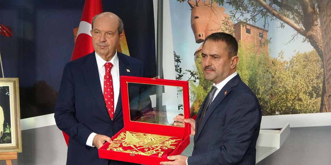 Kuzey Kıbrıs Türk Cumhuriyeti (KKTC) Cumhurbaşkanı Ersin Tatar, İsrail'in Filistin'e yönelik saldırılarına ilişkin, "Cumhurbaşkanı Recep Tayyip Erdoğan'ın çağrılarına aynen katılıyorum. Netice itibarıyla büyük bir insanlık trajedisi, dramı yaşanmaktadır" dedi.