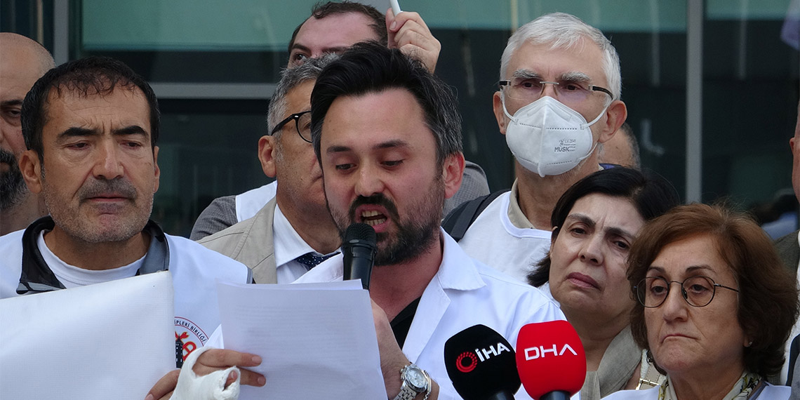 Kocaeli'de 3 aile hekimine saldırıyı kınadıklarını belirten Kocaeli Tabip Odası Başkanı Prof. Dr. Ayşe Engin Arısoy, “Bu saldırıyı kınıyoruz, öfkeliyiz ve çok üzgünüz” dedi.