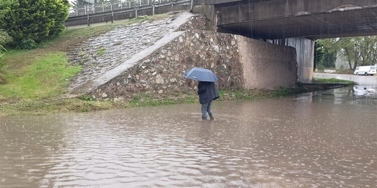 Kocaeli'de sağanak; alt geçit su ile doldu