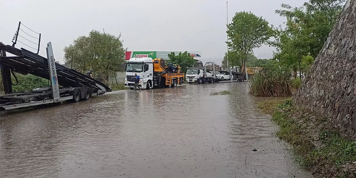 Kocaeli'de sağanak; alt geçit su ile doldu