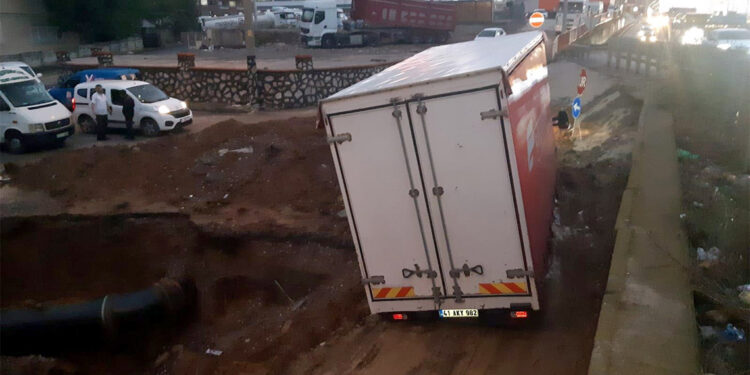 Sağanak sebebiyle çöken yola kamyonet düştü