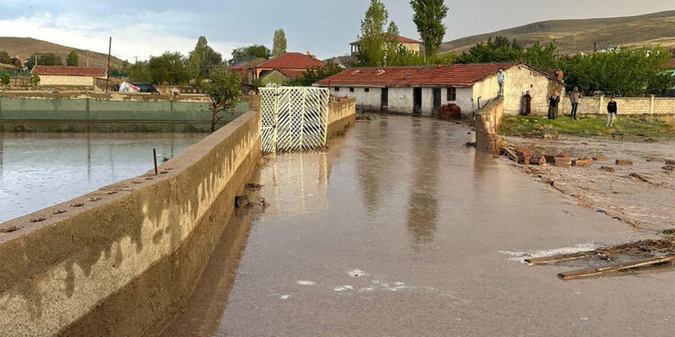 Konya'da sağanak; tarım arazileri su altında kaldı