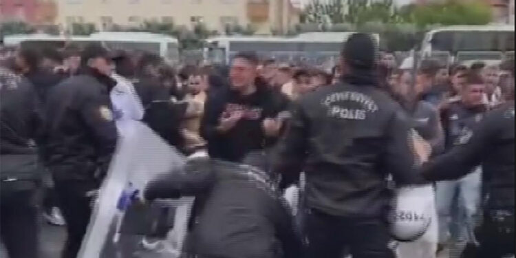 Beşiktaş taraftarına polisin silah çektiği iddiasına soruşturma