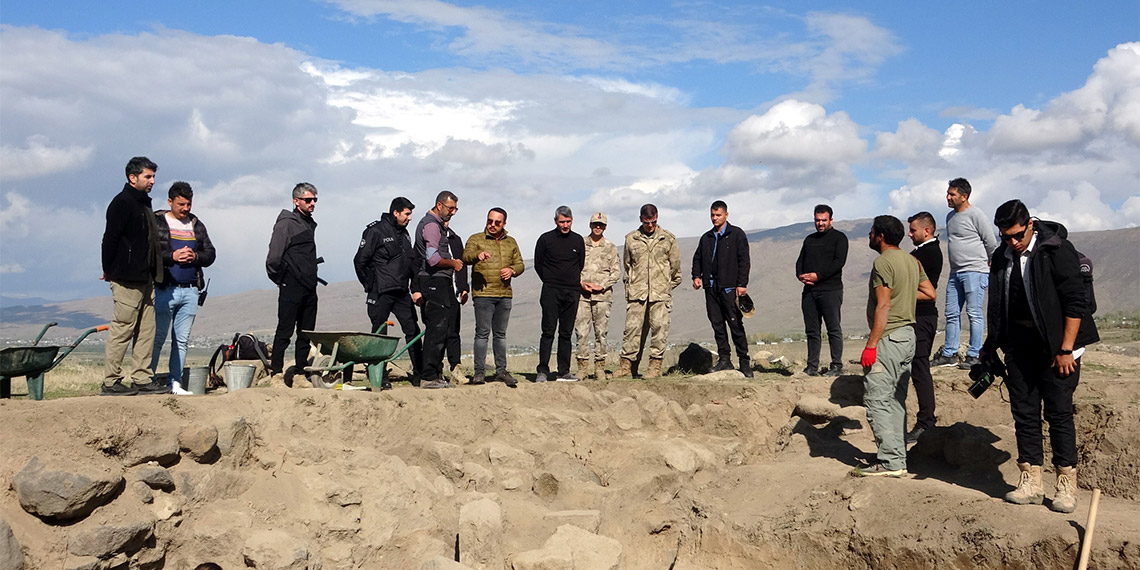 Van'ın Muradiye ilçesindeki Körzüt Kalesi'nde yürütülen kurtarma kazılarında 2 çivi yazılı kitabe ile 2800 yıllık Urartu tapınağı bulundu.