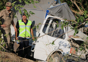 Kozan'da lastiği patlayan kamyonet şarampole düştü; 3 ölü