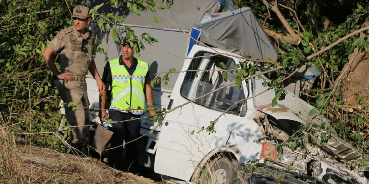 Kozan'da lastiği patlayan kamyonet şarampole düştü; 3 ölü