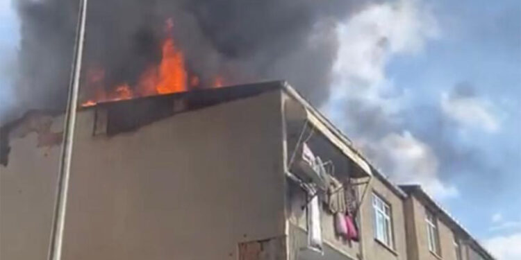 Küçükçekmece'de binanın çatısı alev alev yandı