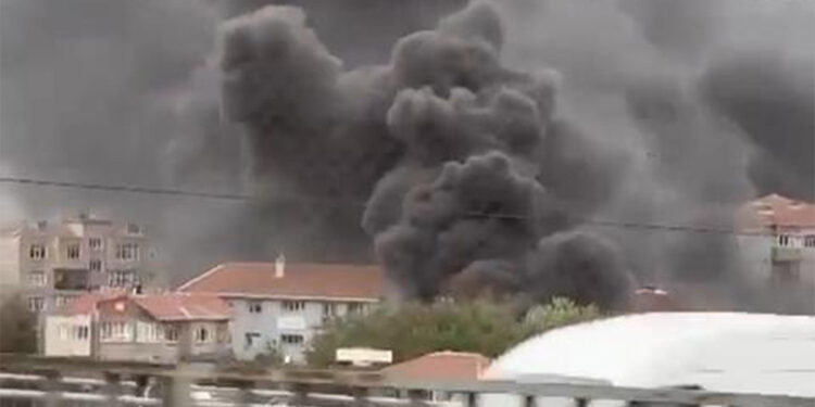 Küçükçekmece'de iş yerinde yangın