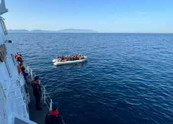 Kuşadası'nda 37 kaçak göçmen kurtarıldı