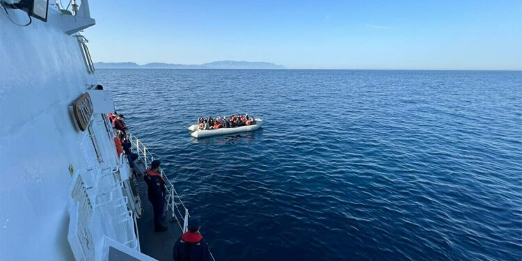 Kuşadası'nda 37 kaçak göçmen kurtarıldı