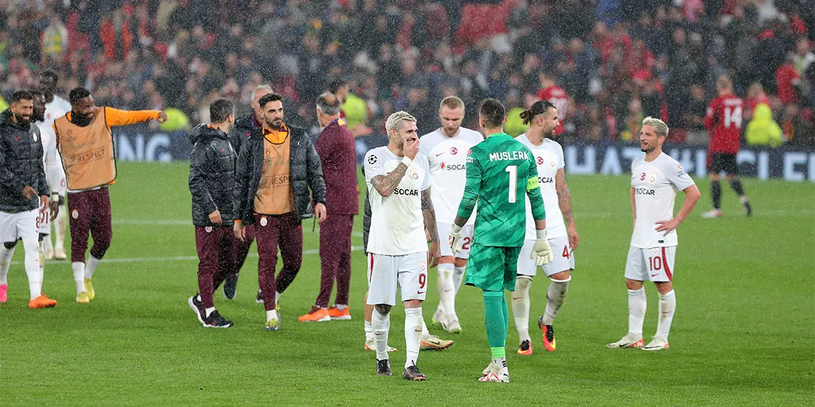 Galatasaray teknik direktörü okan buruk, "i̇kinci yarıyı daha iyi oynadığımızı düşünüyorum. Daha çok rakip kaleye gittik. Günün sonunda buradan kazanarak ayrılıyoruz. Bunun mutluluğunu yaşıyoruz. Manchester united'ı burada yenmek hem bizim için hem de türk futbolu adına çok değerli" dedi.