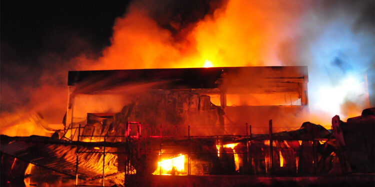 Kauçuk fabrikasında yangın çıktı