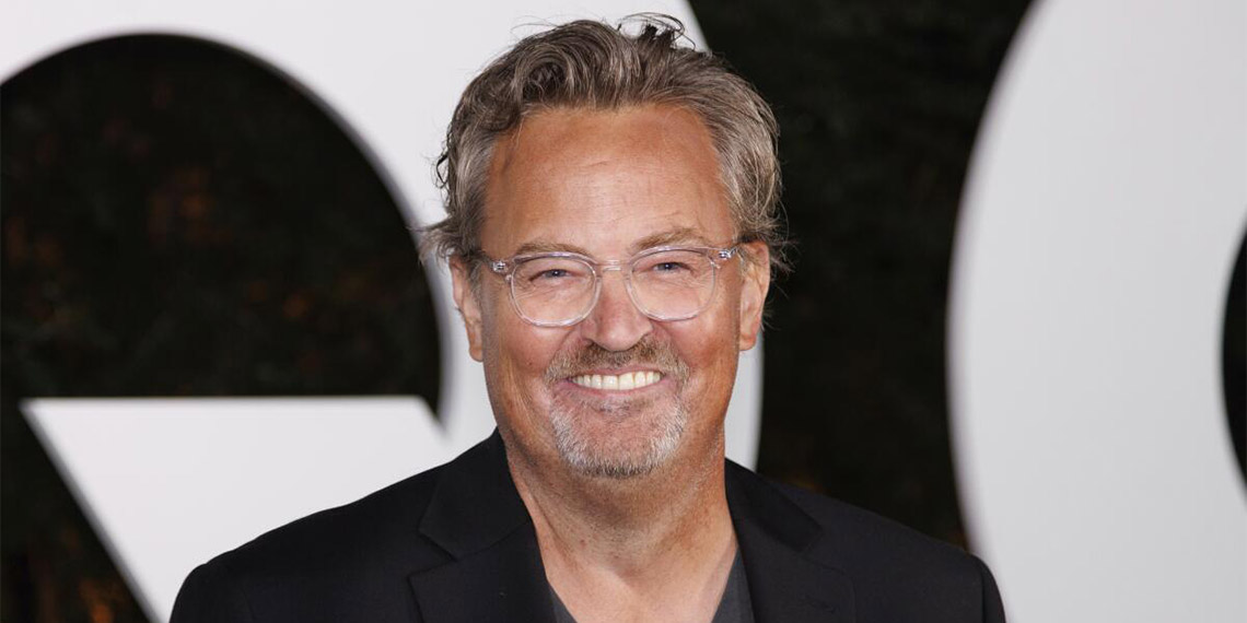 Bu hafta -en azından- bir çoğumuz için çok üzücü bir haberle sonlandı. Bu sabah saatlerinde hayatımızın renklerinden birinin daha solduğunu üzüntüyle öğrenmiş bulunduk; 1994-2004 yılları arası ekranlarda kahkaha tufanı koparan, o dönemlerde pek severek izlediğimiz, giriş müziğine ayrıca bayıldığımız ve etkisini bugün bile korumayı başaran efsane dizi Friends’te esprileri ve nükteleriye ünlü bilgi işlem müdürü Chandler Bing rolüne hayat veren Matthew Perry hayatını kaybetti.