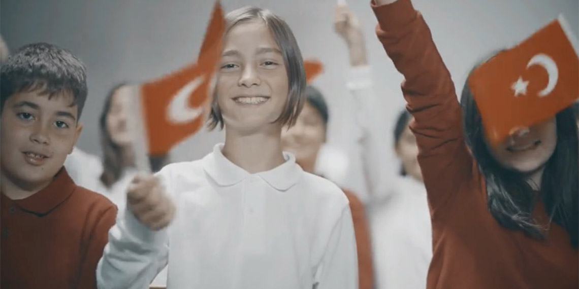 MEB'den Cumhuriyet'in 100'üncü yılına özel film. Filmde üç öğrencinin, Milli Mücadele'ye katkı veren üç tarihsel karakterle olan benzerlikleri gösterildi.