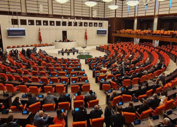 Meclis'te tartışma: Oturumlara ara verildi