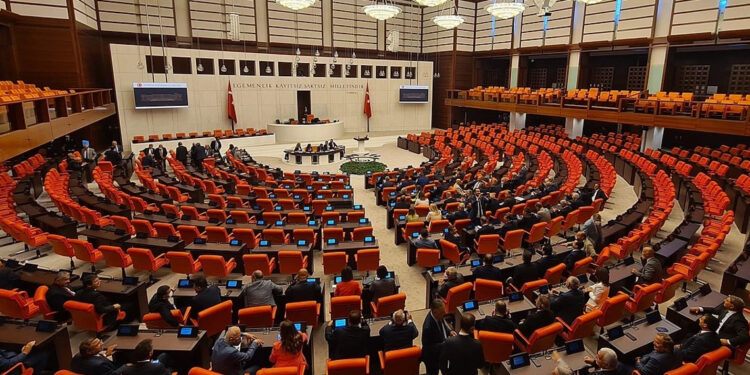 Meclis'te tartışma: Oturumlara ara verildi