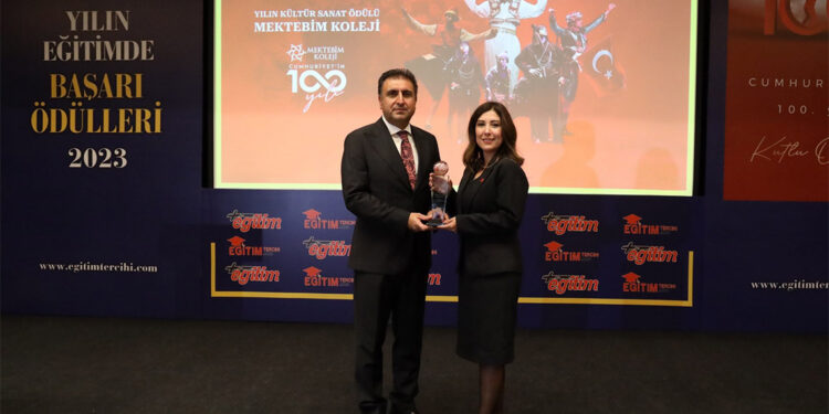 Mektebim Koleji Kurucusu Ümit Kalko'ya ödül