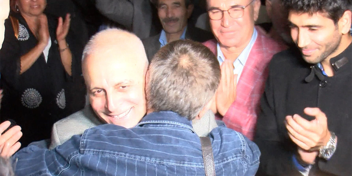 Televizyon programında yaptığı açıklamalar nedeniyle tutuklanan ve bugün yapılan duruşmada, hakkında 2 yıl 6 ay hapis cezası verilerek tahliye edilen Gazeteci Merdan Yanardağ cezaevinden çıktı. Yanardağ cezaevi çıkışı davul ve zurnayla karşılandı.