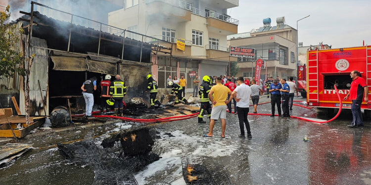 Mersin'de mobilya döşeme imalathanesinde yangın