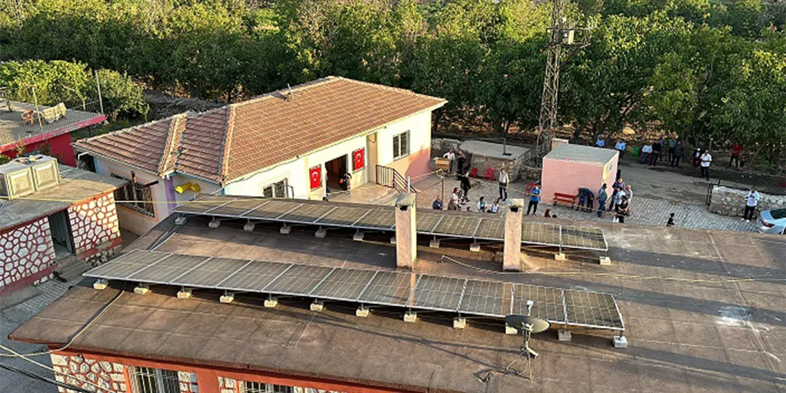 Kışların en sert geçtiği illerden mardin'in midyat ilçesinde bir köy okuluna ısı pompası sistemi kuruldu.