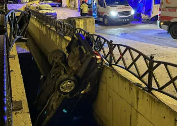 Minibüse çarpan otomobil su kanalına düştü