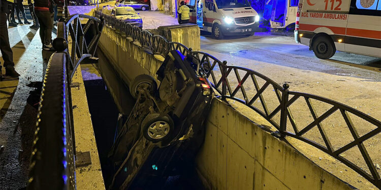 Minibüse çarpan otomobil su kanalına düştü