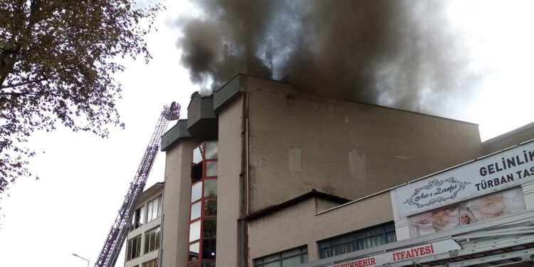 Mobilya imalathanesinde çıkan yangın yandaki işletmeye sıçradı