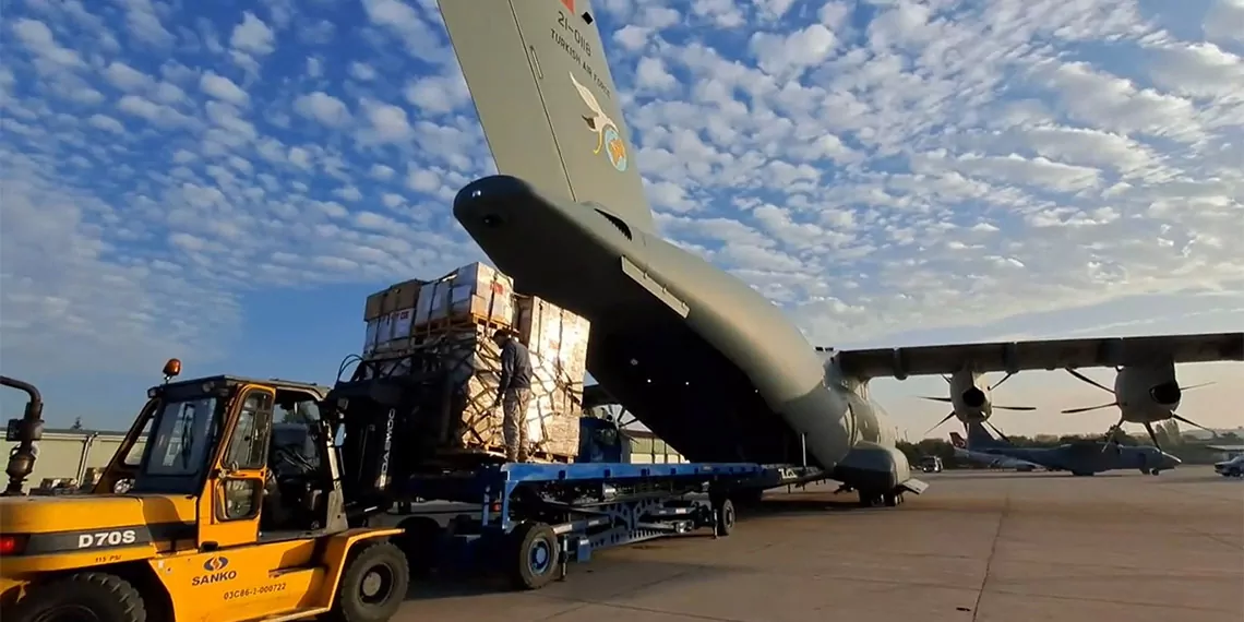 Gazze'ye yardım paketleri uçaklara yükleniyor