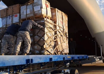 Gazze'ye yardım paketleri uçaklara yükleniyor