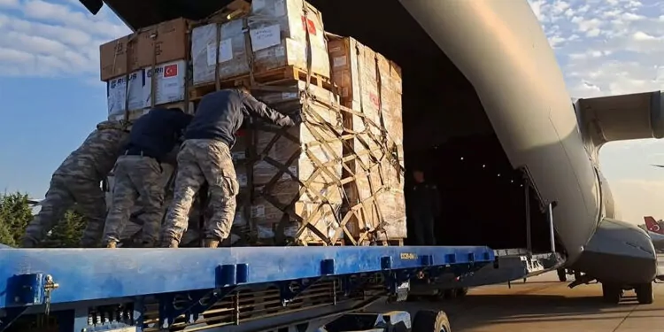 Gazze'ye yardım paketleri uçaklara yükleniyor