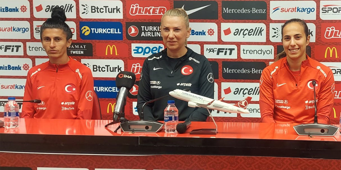 A Milli Kadın Futbol Takımı Teknik Direktörü Necla Güngör Kıragası, " Lider olup B ligine çıkışımızın müjdesini vermek istiyoruz" dedi.