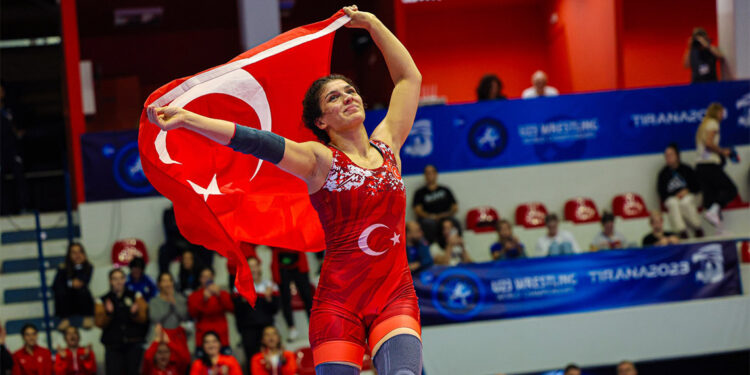 Türk kadınının gücünü göstermeye devam edeceğim