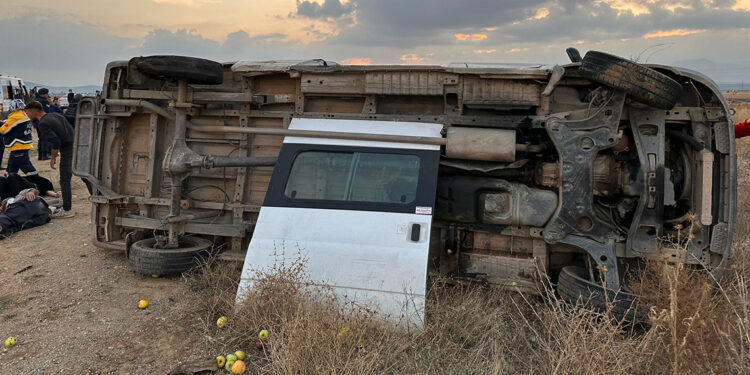 Niğde'de lastiği patlayan işçi servisi devrildi: 15 yaralı