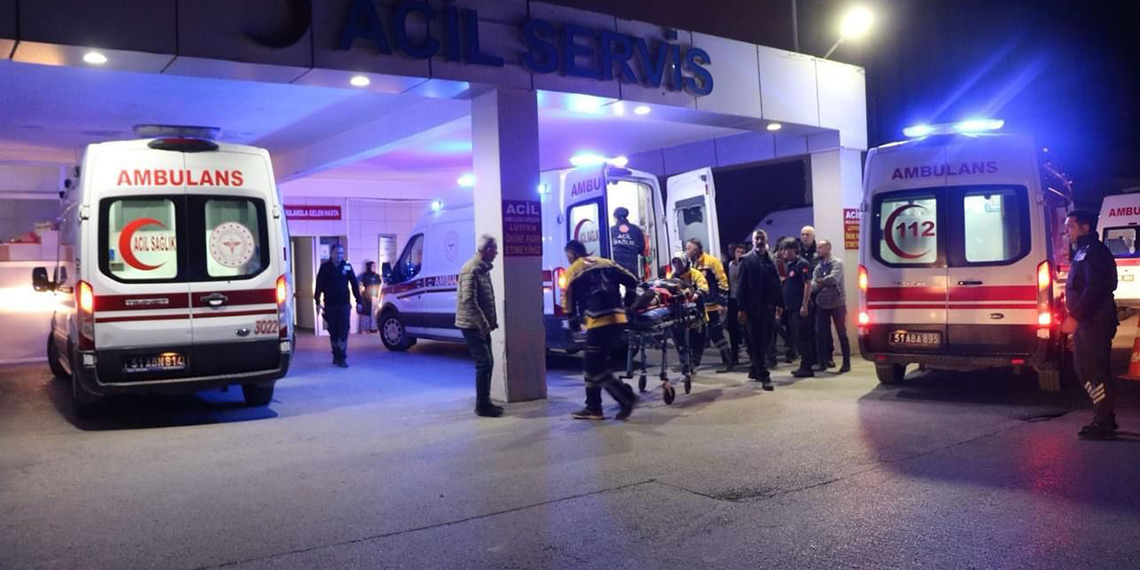 Niğde'de lastiği patlayan işçi servisi devrildi: 15 yaralı