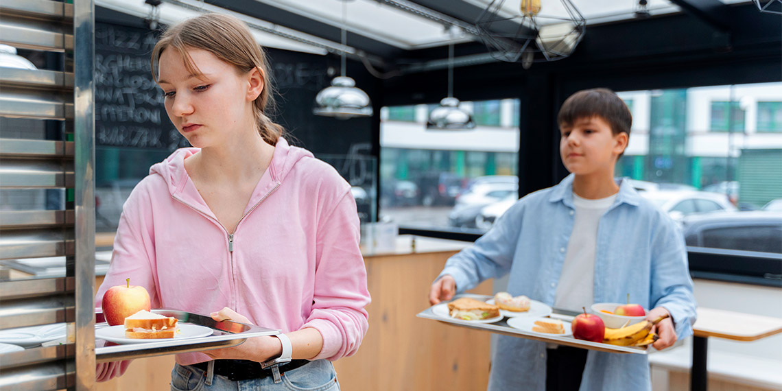 Okullar açılalı üç hafta oluyor, listeler ihtiyaçlar derken aile bütçeleri bayağı zorlandı. Aileler çocuklarına iyi bir eğitim sağlayabilmek için ihtiyaçlarını bir şekilde giderdiler. Çocuklar artık okuldalar özellikle çevremde çok konuşulan konulardan biri okul kantinlerindeki yüksek fiyatlı ürünler, çocuklara çıkarılan harçlık bütçeleri bir aileyi ne kadar etkiliyor.