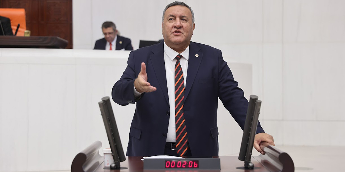 CHP Niğde Milletvekili Ömer Fethi Gürer, Kamuda, “Geçici ve mevsimlik işçi” sürekli işçi kadrosunda çalıştırılması gerektiğini belirterek, “Emeğin hakkı emekçiye teslim edilsin, alın terinin karşılığını mutlaka çalışanlar alsın” diye konuştu.