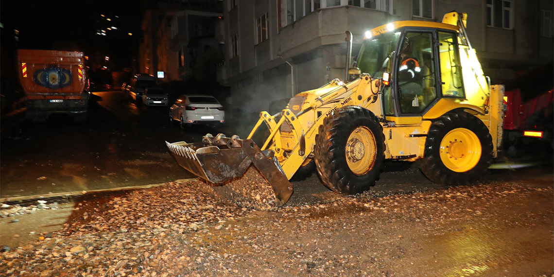 Ordu'da sağanak yağış etkili oldu, cadde ve sokaklar göle döndü, Karadeniz Sahil Yolu’nda biriken yağmur suları nedeniyle hem sürücüler hem de vatandaşlar zor anlar yaşadı.