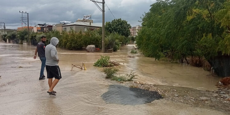 Osmaniye'de sağanak, ev ve iş yerlerini su bastı