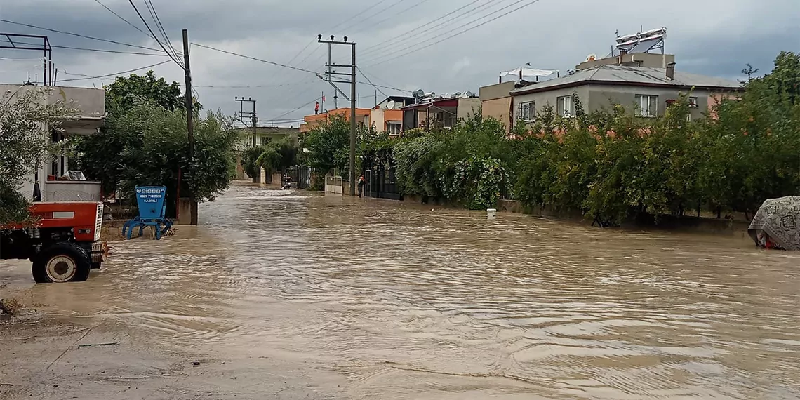 Osmaniye'de sağanak, ev ve iş yerlerini su bastı