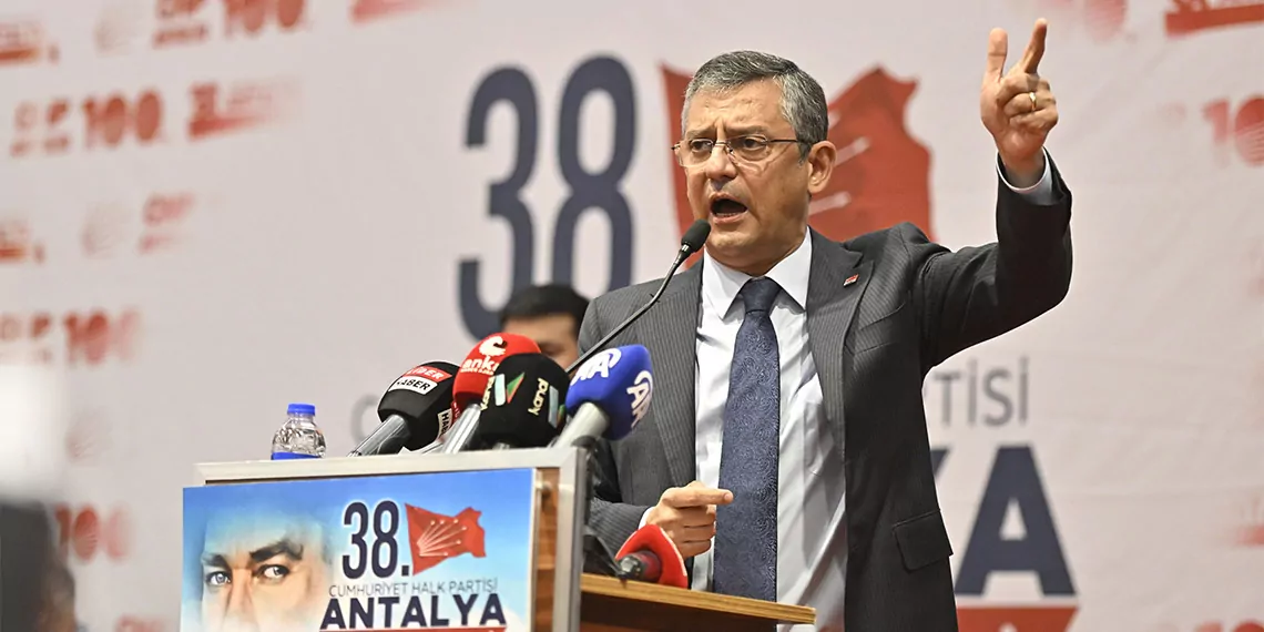 Antalya’da chp'nin 38'inci olağan i̇l kongresi’ne katılan chp genel başkan vekili özgür özel, seçimi kaybetmenin nedenini sadece kılıçdaroğlu'na indirgemenin haksızlık olacağını, bu nedenle vefalı bir değişim öngördüğünü söyledi.